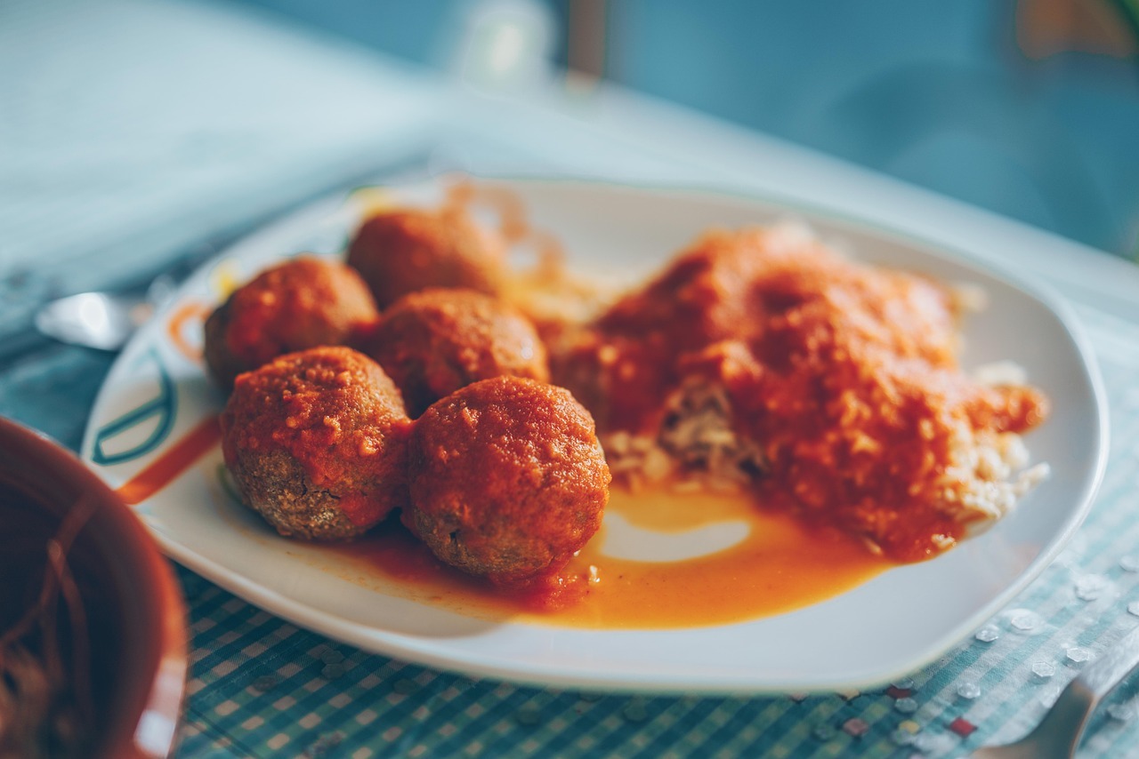 Receta de albóndigas rellenas caseras: suaves, jugosas y llenas de sabor