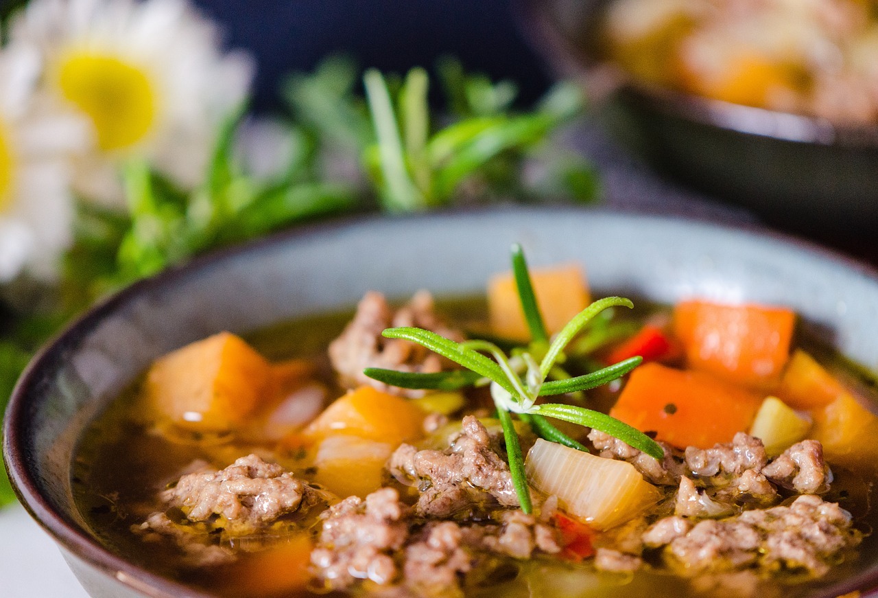 Sopa casera de verduras con pollo: receta fácil y económica