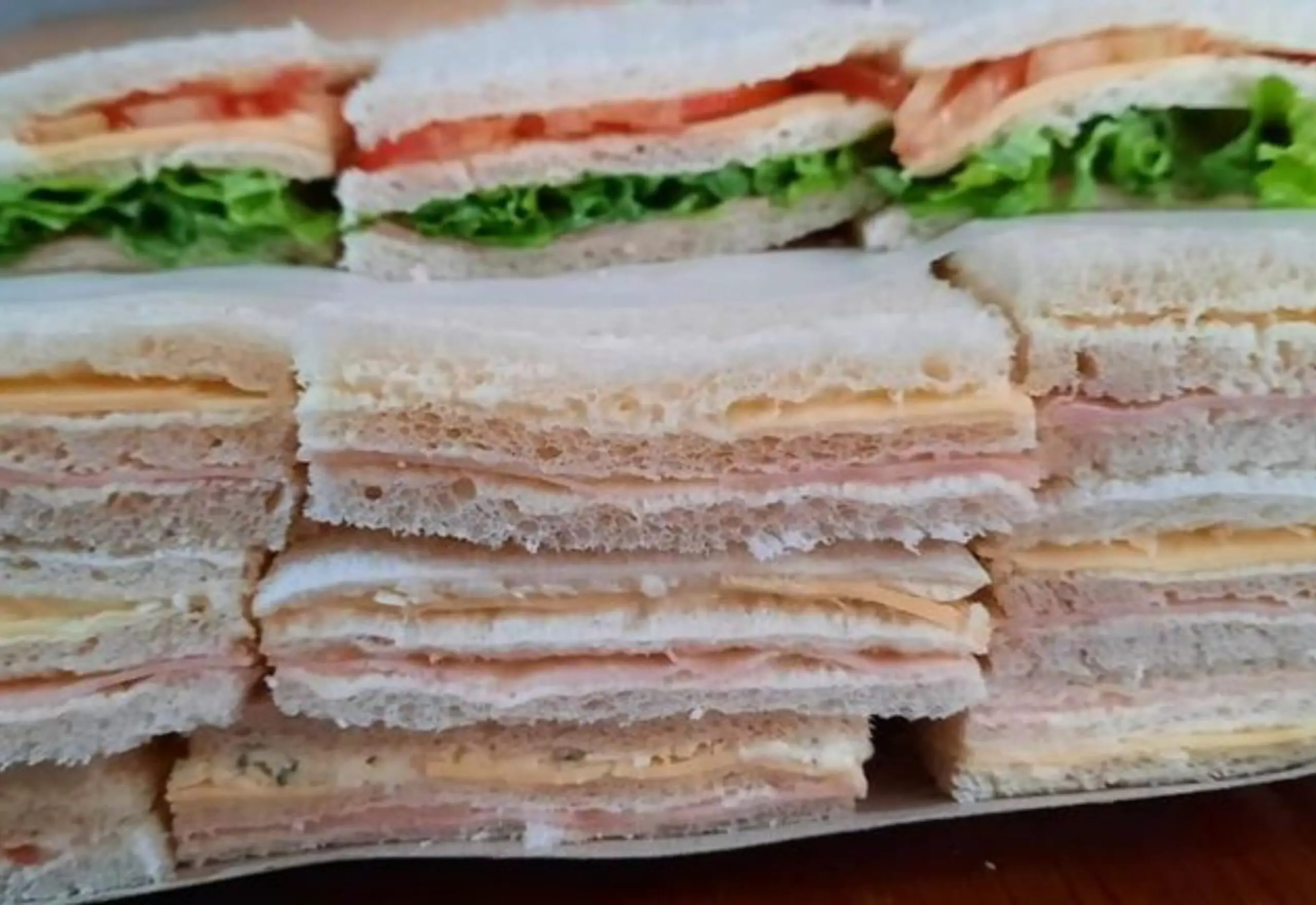 Truco para hacer sándwich de miga húmedos - Comidas argentinas