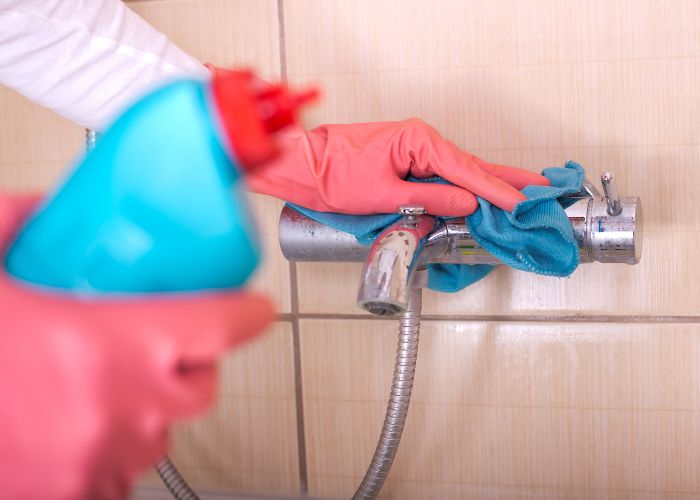 Como limpiar un baño muy sucio con este truco casero