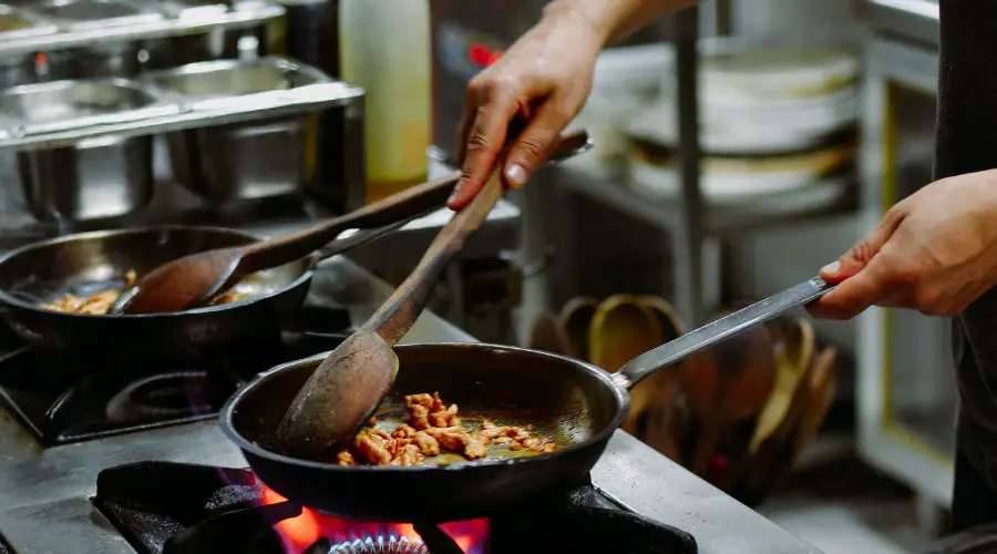 Existe un truco maravilloso para freír cualquier alimento sin ensuciar la cocina y los azulejos
