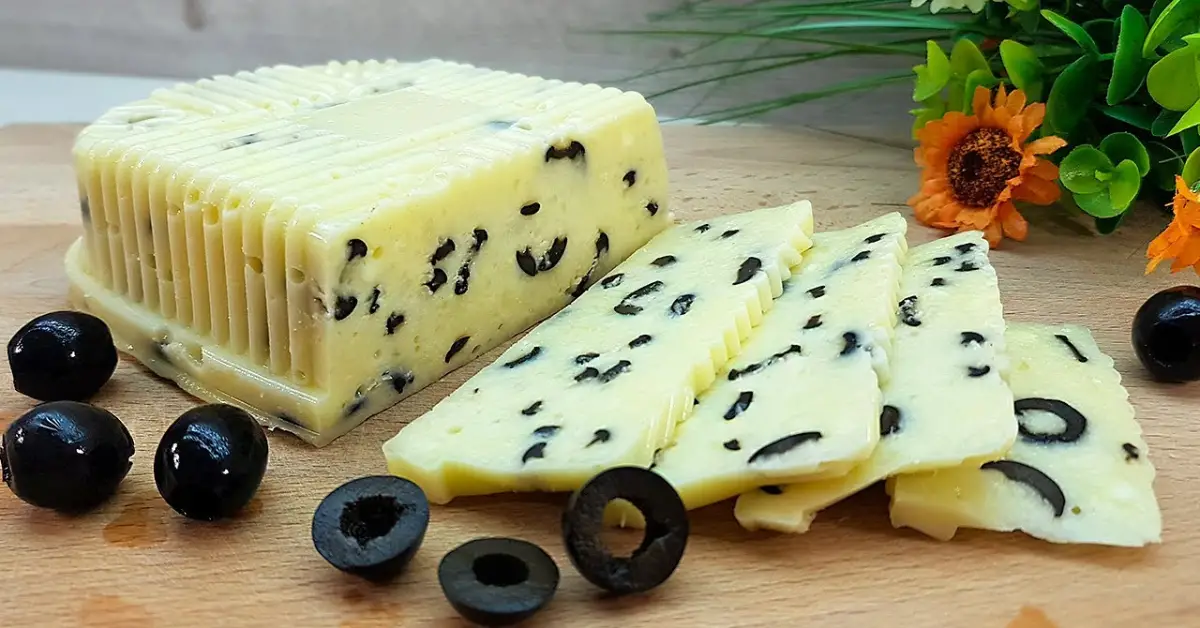 Si te gusta la combinación del queso con la aceituna. Aquí te explicamos Como hacer este delicioso queso casero con tres ingredientes