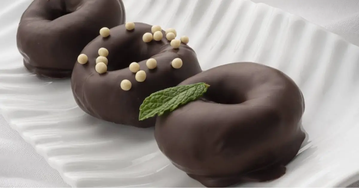 Si tienes una reunión o un cumpleaños, y no sabes que preparar, aquí te vamos a explicar Como hacer mini donuts de chocolate