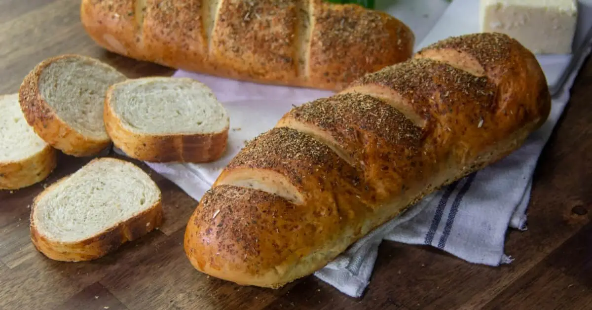 Si te gusta consumir pan preparado de forma casera, aquí te explicamos como hacer pan de orégano y parmesano ¡Muy aromático!