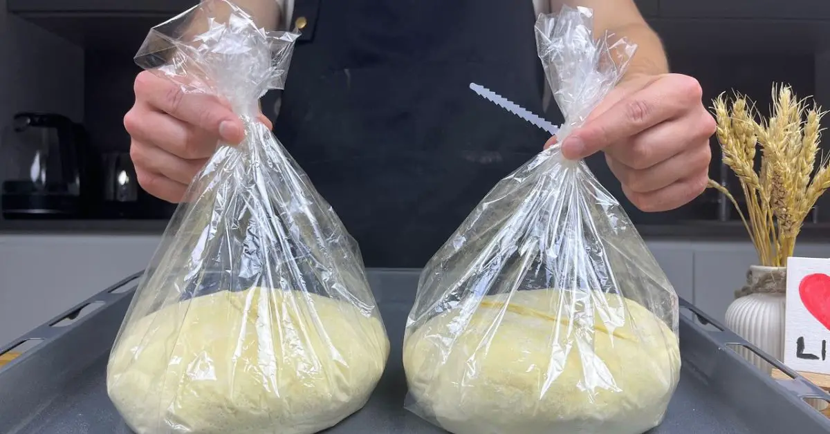 ¡¡Un truco increíble de un viejo panadero!! ¡Coloca la masa en una bolsa de plástico y hornea