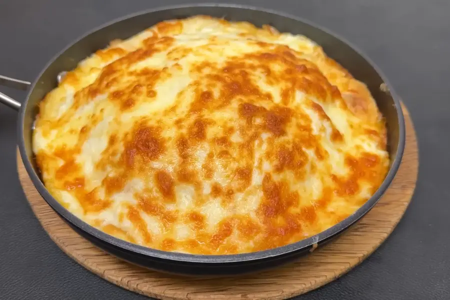 Pastel de panqueques gratinado con carne y salsa blanca