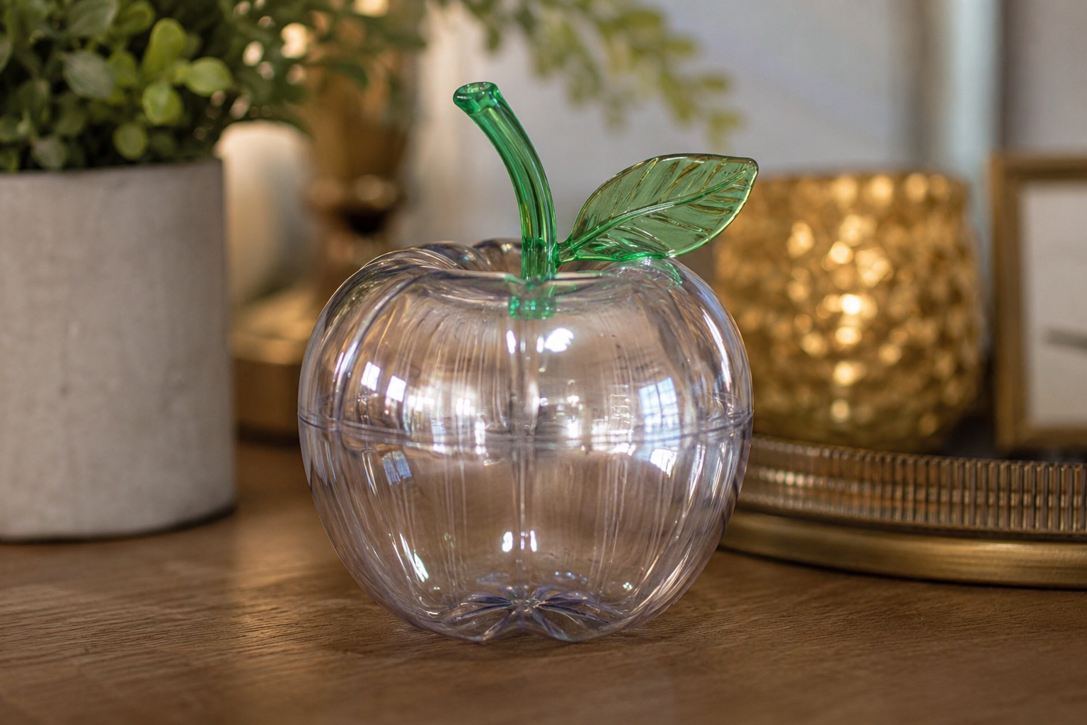 Cómo transformar botellas recicladas en una elegante decoración con forma de manzana para el hogar.