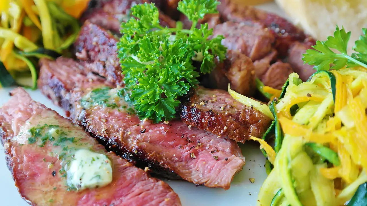 Milanesas de carne marinadas en ajo y mostaza: la receta para lograrlas súper crocantes