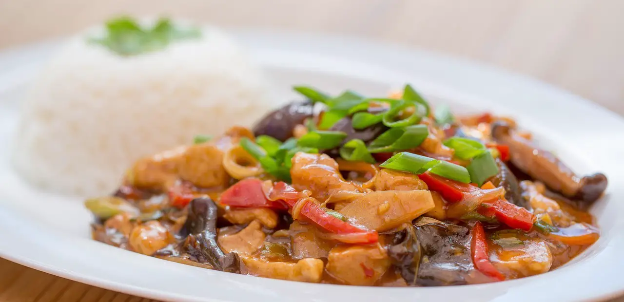 Pechuga de Pollo en Salsa Cremosa de Champiñones: Receta Fácil en 30 Minutos
