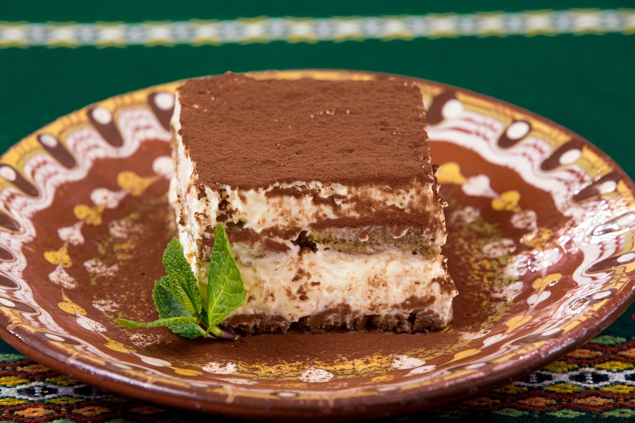 Postre en capas de chocolate blanco y frutos rojos: receta cremosa y equilibrada