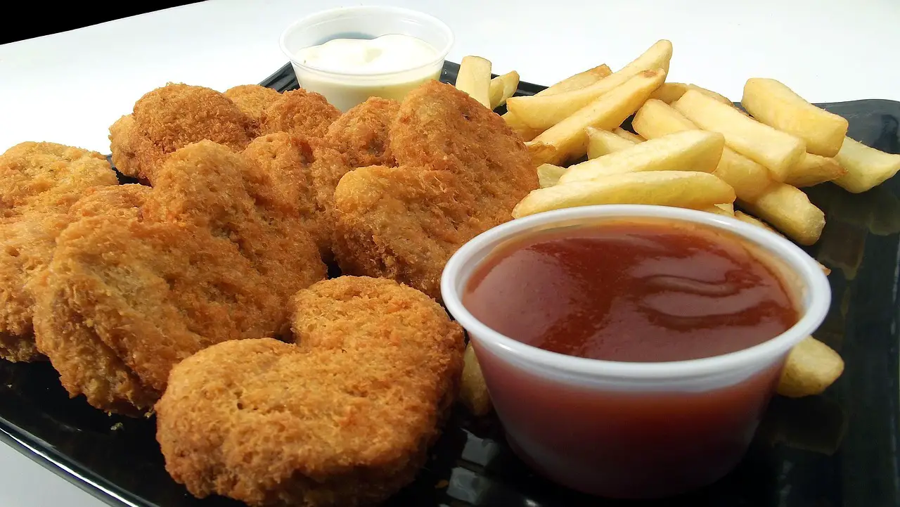Receta de pollo jugoso al horno con papas y salsa cremosa de ajo