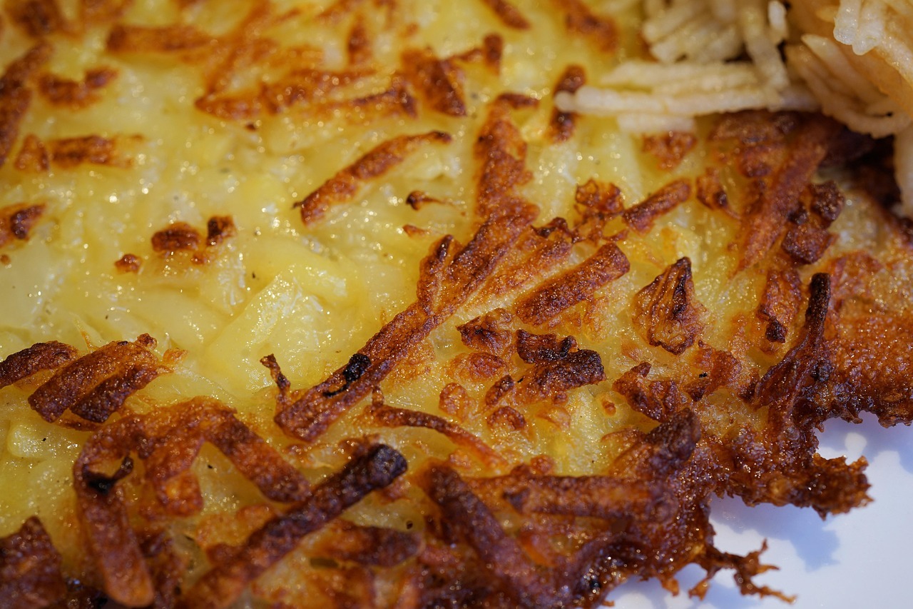 Cómo hacer tortitas de papa y cebolla en sartén: receta fácil y económica