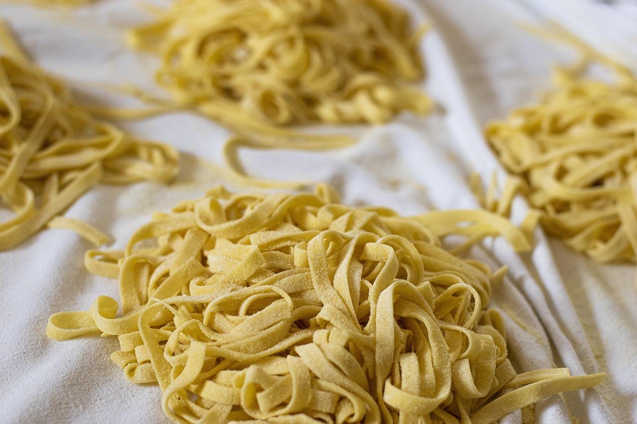 Cómo limpiar las juntas oscuras del piso con una pasta casera efectiva