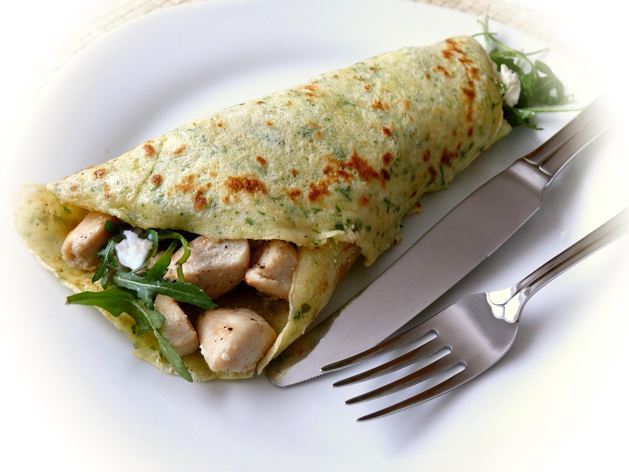 Receta de tortitas de pechuga de pollo con queso, tomate y crema agria