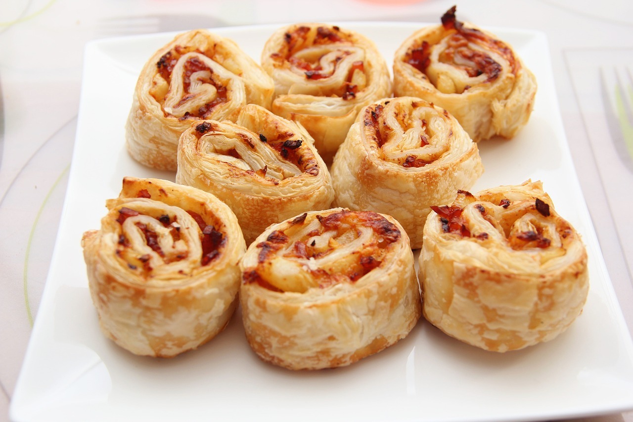 Rollos de pollo rellenos de tres quesos con salsa bechamel al horno